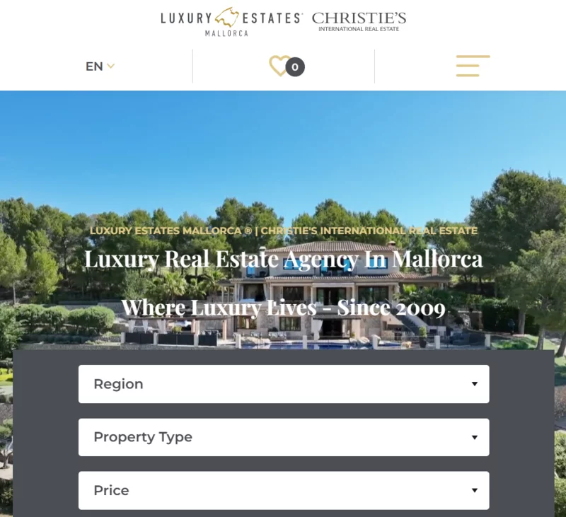 Zrzut ekranu strony głównej agencji nieruchomości luksusowych na Majorce – w tle widać ekskluzywną willę otoczoną zielenią, a na pierwszym planie formularz wyszukiwania ofert.
