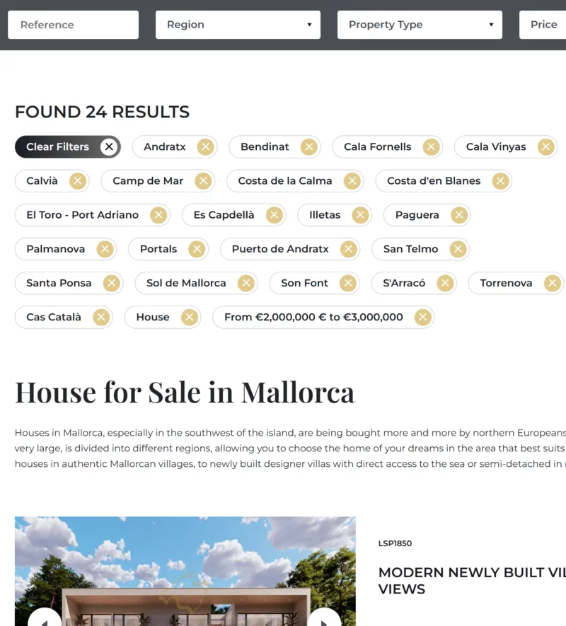 Kamienny dom z drewnianymi okiennicami, przed którym rośnie rozłożyste drzewo obsypane intensywnie różowymi kwiatami bougainvillei.