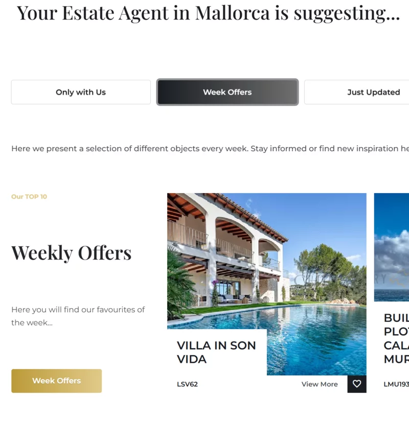 Dwa kieliszki białego wina stojące na marmurowym stoliku na pokładzie łodzi, z widokiem na morze, góry i zacumowane jachty w tle.